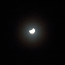 03:29; Blick zum teilverfinsterten Mond