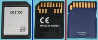 MMC-Karte, Vorder- und Rückseite; rechts Rückseite einer SD-Karte zum Vergleich